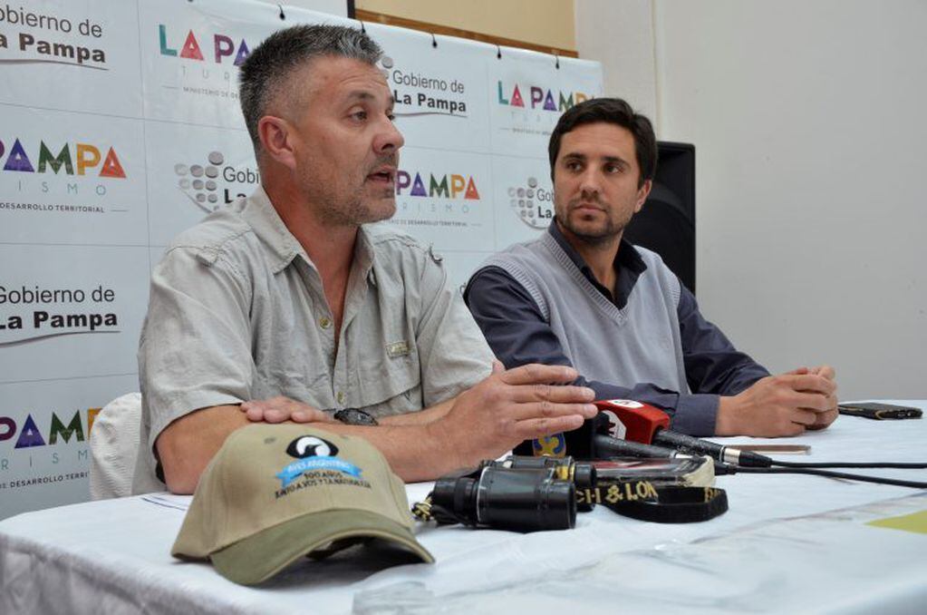 Marcelo Dolsan, coordinador del Club de Observadores de Aves "Halconcito Gris", explicando los detalles del evento (Gobierno de La Pampa)