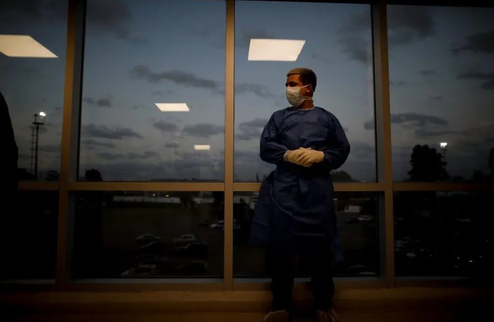 Health worker Ariel Bernal stands in an intensive care unit designated for people infected with COVID-19 at a hospital in Buenos Aires, Argentina, Friday, Oct. 2, 2020. (AP Photo/Natacha Pisarenko)   TERAPIA INTENSIVA - CASOS DEL DIA - CORONAVIRUS