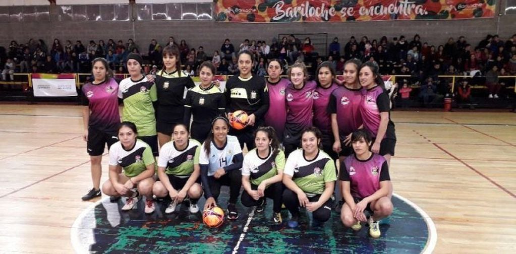 Miriam Mayorga junto a sus compañeras del fútbol barilochense (Foto: Ministerio de Turismo, Cultura y Deporte de Bariloche).
