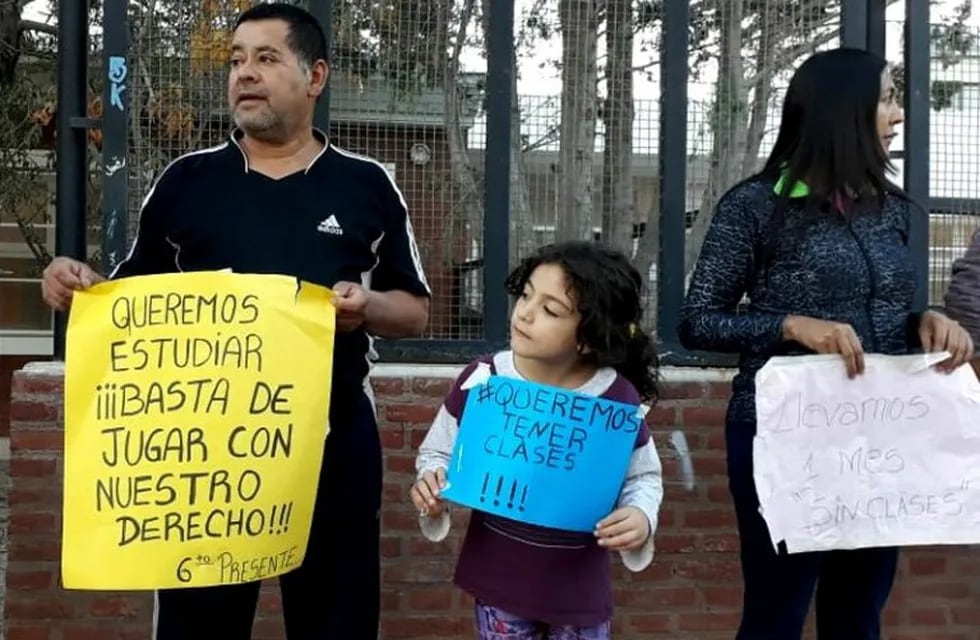 Padres y alumnos realizaron una protesta por la falta de clases en la Escuela N° 50.