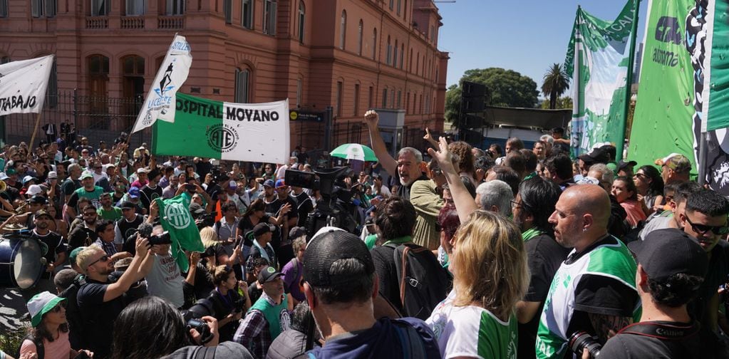 Protesta ATE frente al ministerio de Economía y Casa Rosada. (Clarín/Guillermo Rodríguez Adami)