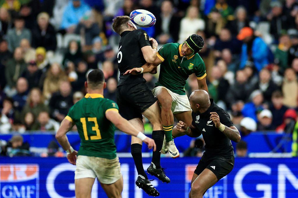 Sudáfrica y Nueva Zelanda, en la final del Mundial de Rugby, en París, Francia. (AP)