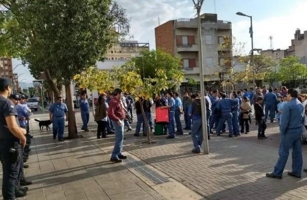 Despedidos de la fábrica Alpargatas se movilizarán a la Casa de Gobierno (Foto: El Esquiú)
