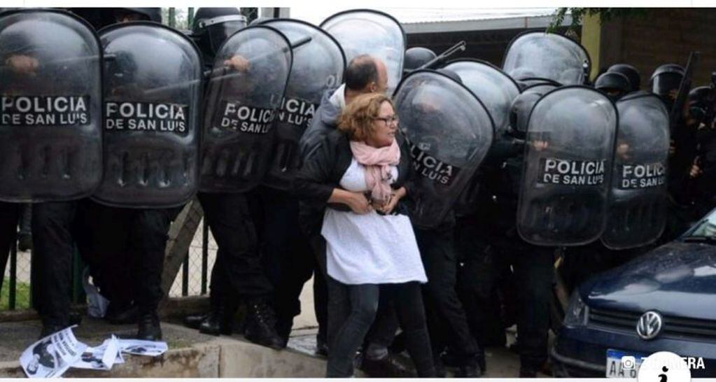 Ana Castilo la madre de Cristian Munyau agarrada por la Policía de San Luis. Foto: El Diario de la República.