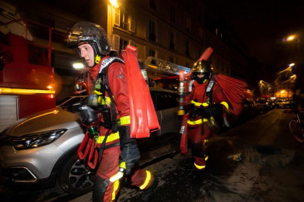 Bomberos franceses combatiendo el incendio. (AFP).