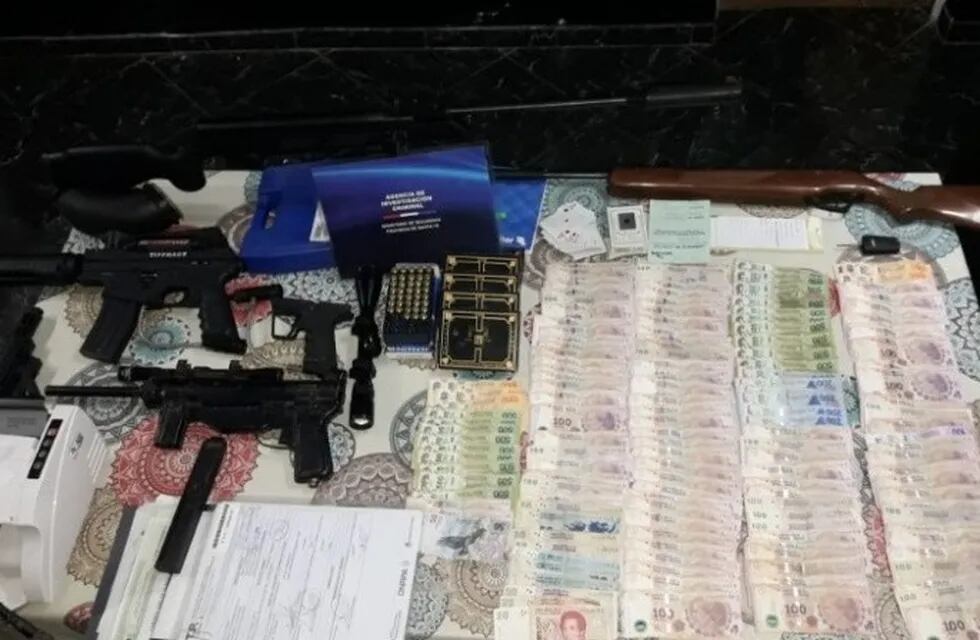 La Agencia de Investigación Criminal (AIC) secuestró 60 mil pesos, 270 dólares y otras armas de fuego. (@radio2rosario)