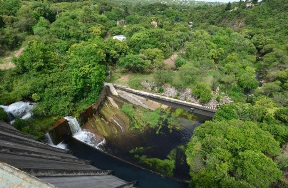 Técnicos de Recursos Hídricos abrieron la válvula del dique La Quebrada, para regular a la baja su nivel.
