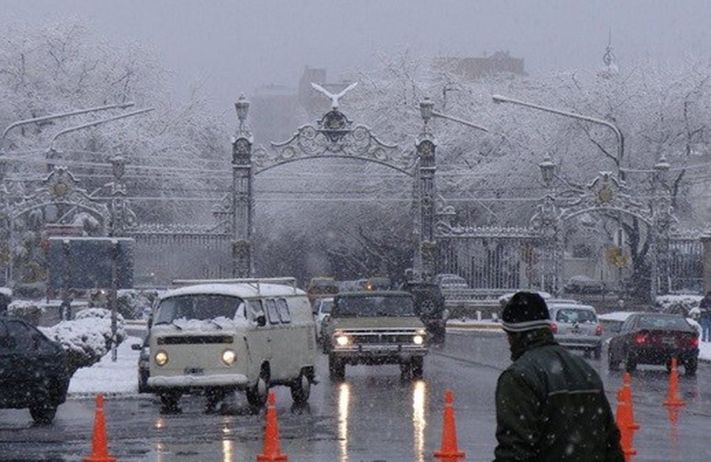 Frío, nieve y temperaturas casi bajo cero castigan a los que menos tienen en Mendoza.
