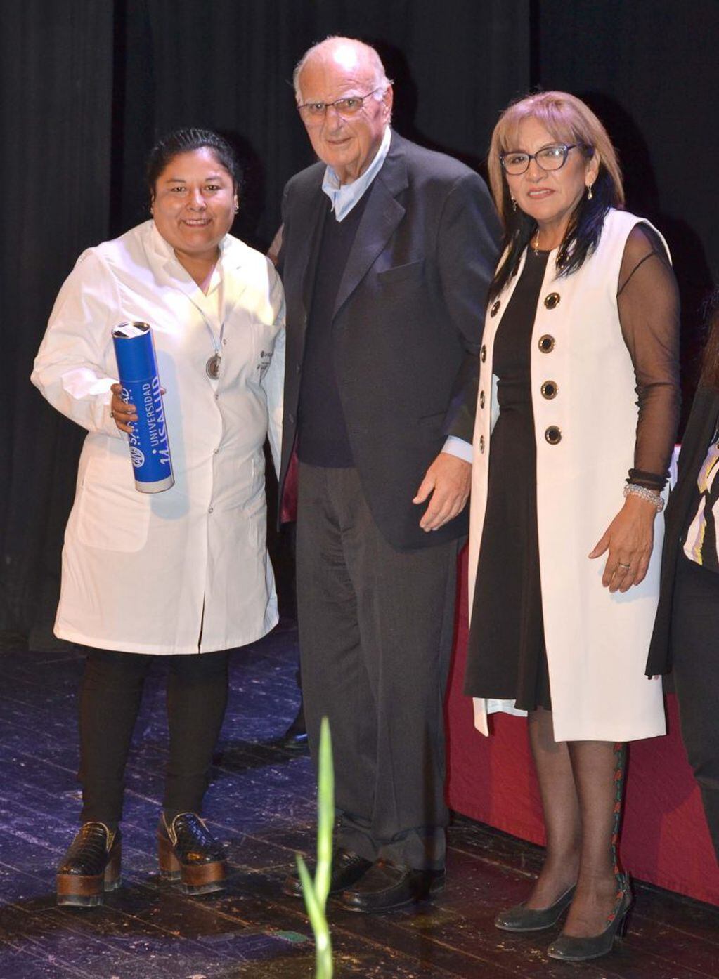 Carlos West Ocampo y Yolanda Canchi entregaron los diplomas a las nuevas enfermeras universitarias.