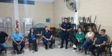 Reunión Autoridades de la Policía con vecinos sector sur de Arroyito