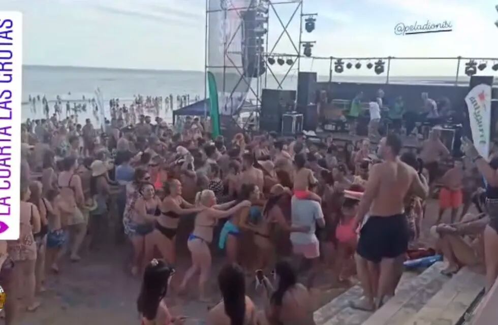 Una multitud bailo sin distanciamiento durante un show del Pela Donisi, en Las Grutas