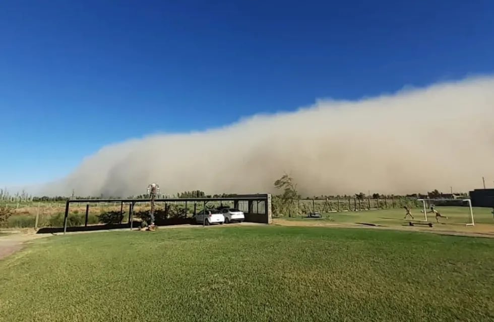 Una gigantesca nube de polvo y tierra anunció la llegada del viento sur. Diario de  Cuyo.