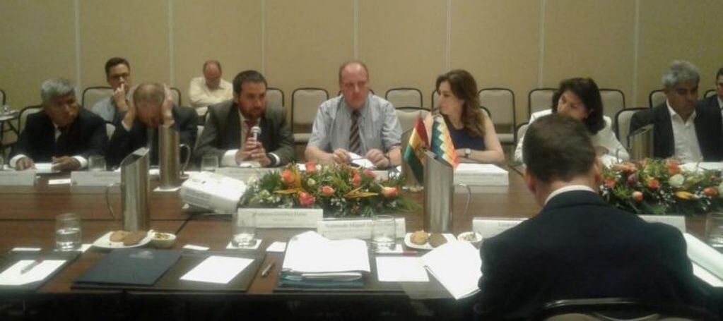 Miembros del equipo de trabajo de la vicecanciller Almendras Camargo, exponiendo uno de los varios temas de la agenda prevista.