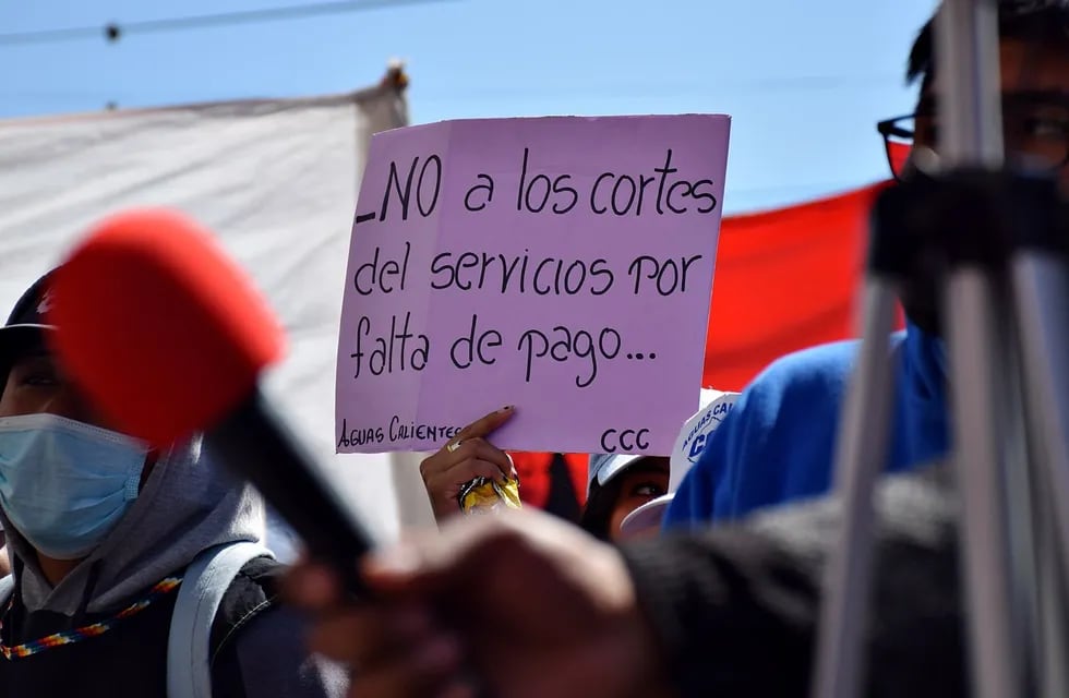 Organizaciones sociales, sindicatos y centros vecinales coincidieron este jueves  en Jujuy en una marcha contra los "tarifazos" en los servicios.