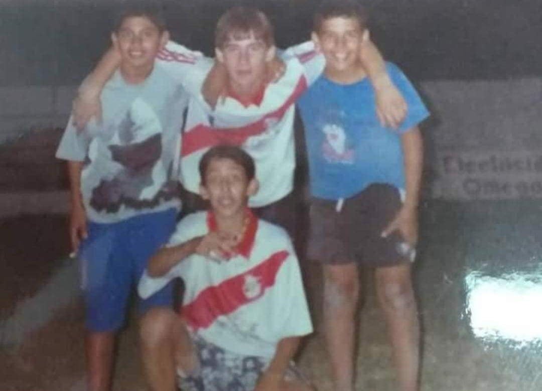 Los nenes posaron como equipo con una camiseta similar a la del Millonario.