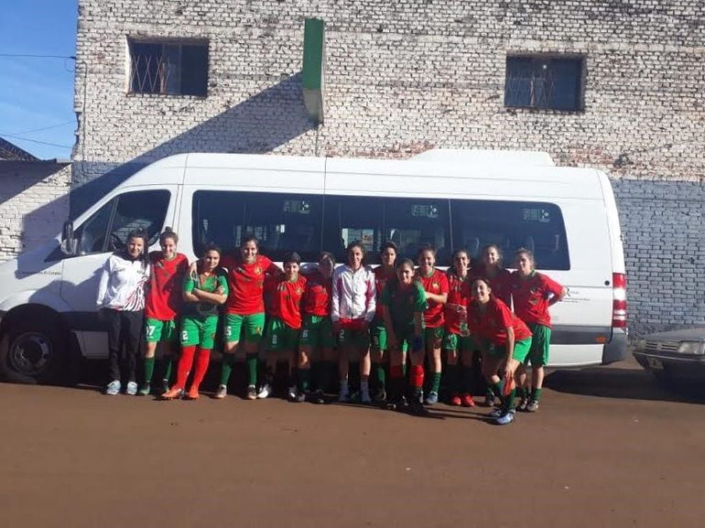 El seleccionado femenino del fútbol posadeño recién llegado a Oberá. (Gentileza  Mirta Parayva)