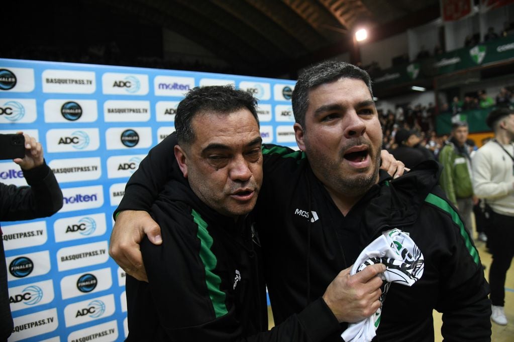 Gustavo Peirone celebra con el jefe de equipo, Javier Ciani. Atenas ascendió a la Liga Nacional. (Facundo Luque / La Voz)