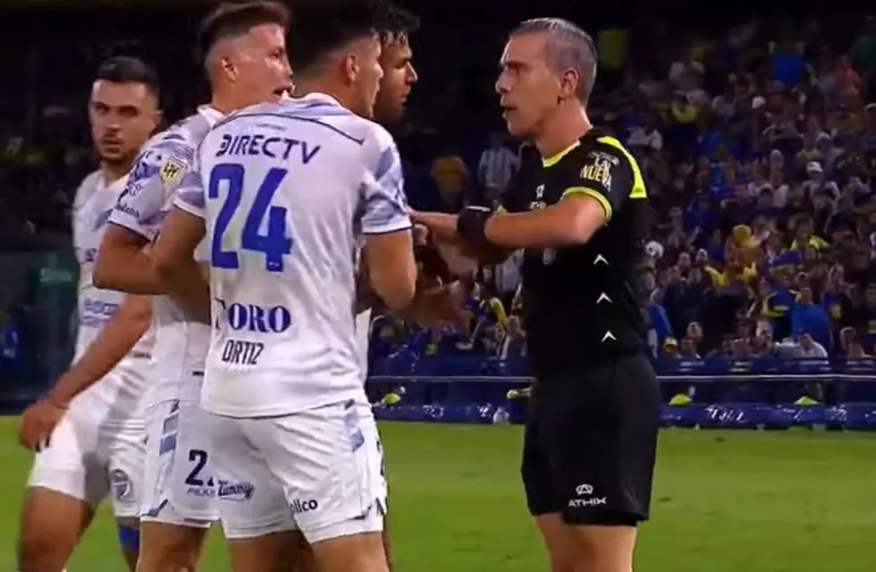 Jugadores de Godoy Cruz intentan recibir explicaciones del árbitro Mastrángelo ante el penal sancionado a favor de Boca Juniors en La Bombonera en el 1-1.