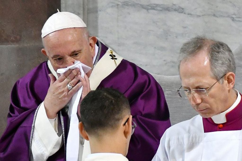 El Papa está resfriado hace algunos días y tuvo que cancelar algunas actividades (Foto: Alberto PIZZOLI / AFP)