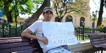 Padre encadenado en plaza San Martín por casos de abusos sexuales en el  jardin de Coronel Olmedo