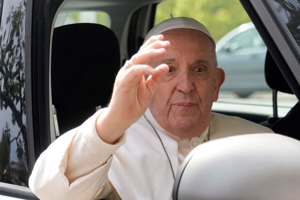 El Papa Francisco este sábado 1 de abril, tras recibir alta del hospital romano donde estuvo internado cuatro días por una bronquitis. (AP / Gregorio Borgia)