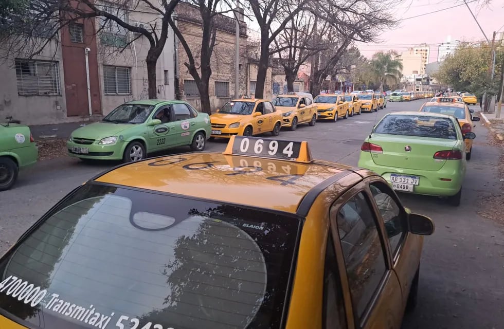 Taxis y remises hacen largas colas para cargar GNC en Córdoba.