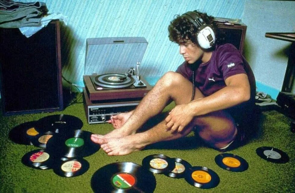 Diego Maradona escuchando música