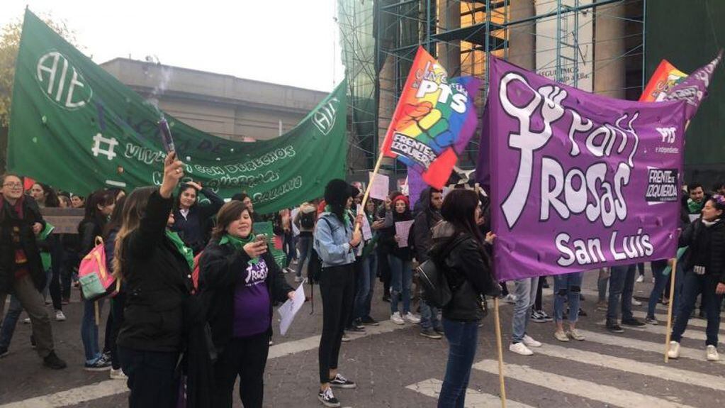 Las mujeres reclamando frente a la Catedral puntana. Foto: El Diario de la República