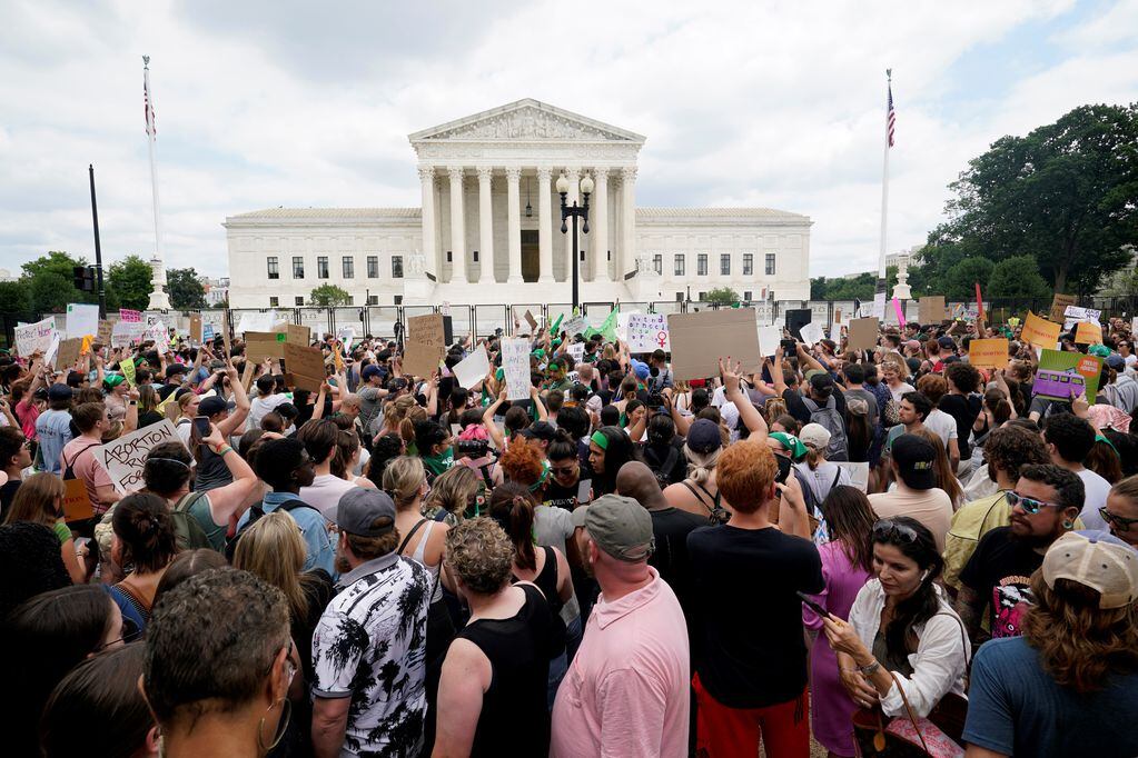 Manifestación frente a la sede de la Corte Suprema en los Estados Unidos, por el fallo contra el aborto.