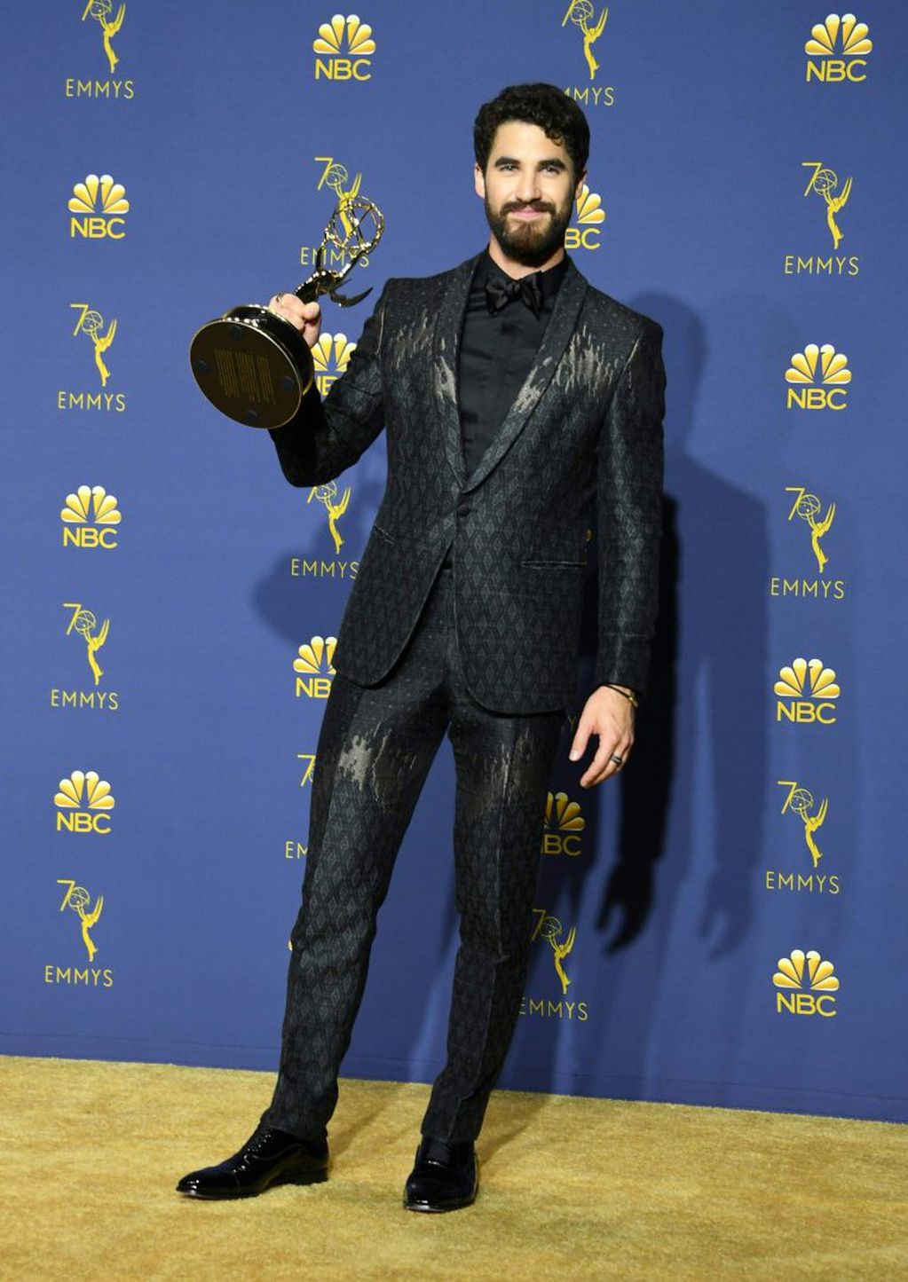 Darren Criss muestra el premio Emmy que acaba de ganar como "mehor actor" por el papel de Andrew Cunanan para la serie "El asesinato de Gianni Versace: American Crime Story" (Foto: Valerie Macon / AFP)