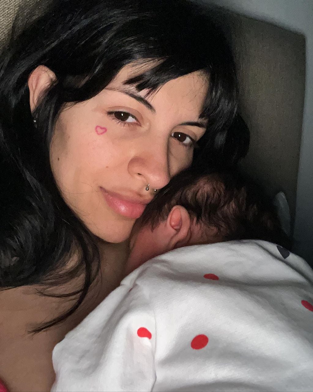 Cazzu celebró su primer Día de la Madre y compartió tiernas fotos junto a su bebé