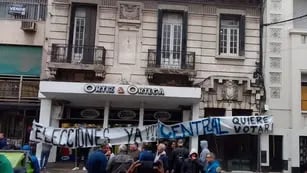 Protesta por elecciones en Rosario Central