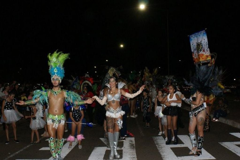 Posadas se vistió de monárquica con la realeza del Carnaval este viernes y sábado, en la capital misionera y San Ignacio. (Misiones Online)