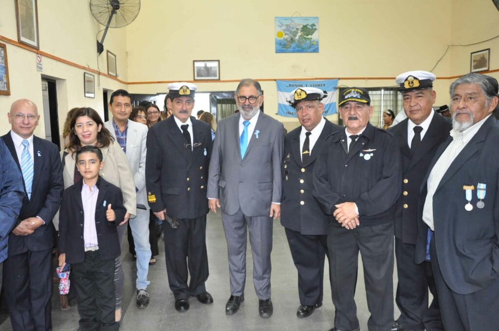 Veteranos de guerra acompañan al intendente Raúl Jorge en su visita al Museo Malvinas inaugurado este martes en San Salvador de Jujuy.