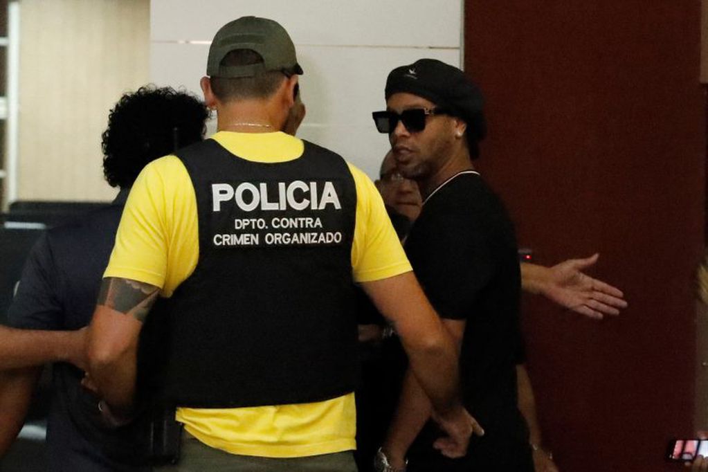 Ronaldinho declarando en la Justicia paraguaya (AP Jorge Saenz)