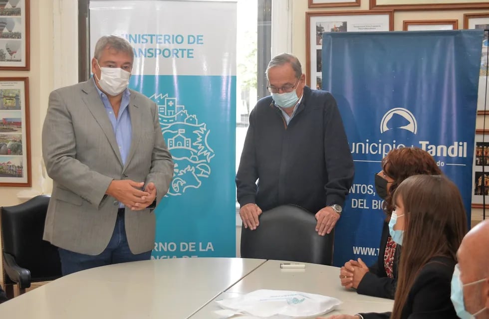 El intendente Miguel Lunghi recibió en el Palacio Municipal al Ministro de Transporte de la provincia de Buenos Aires, Jorge D´Onofrio.
