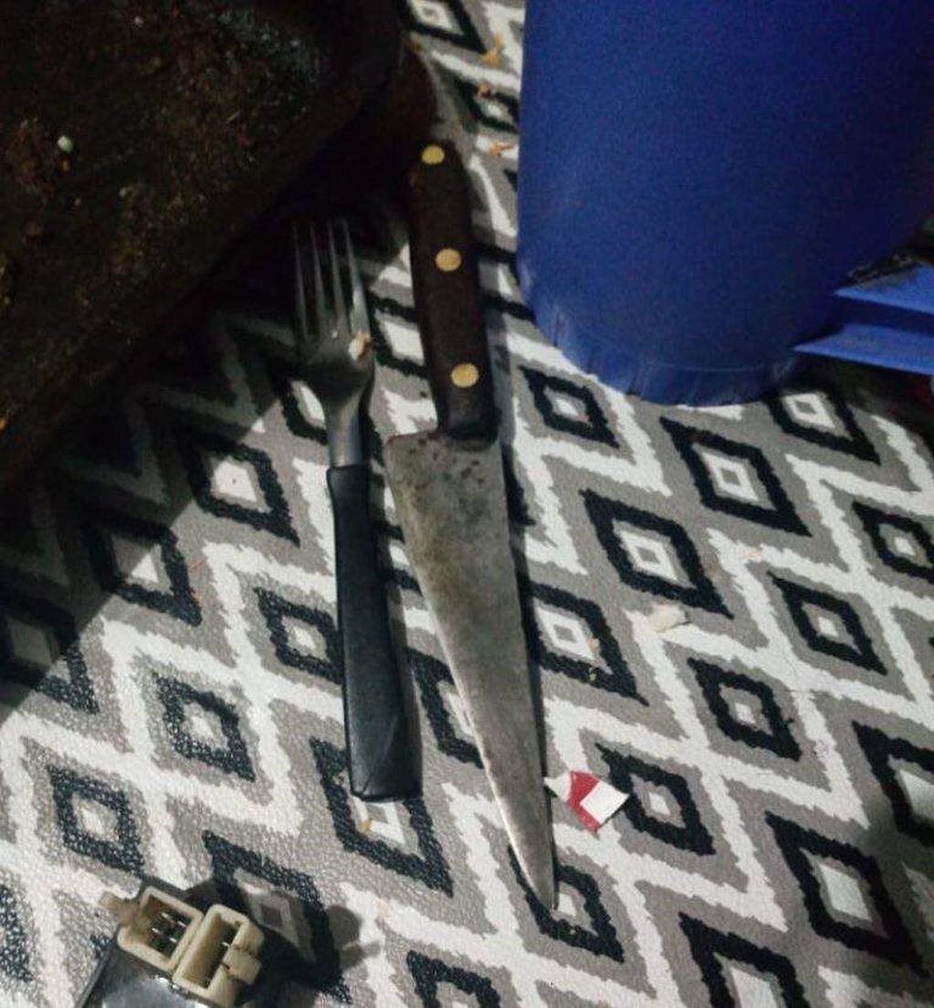 Cuchillo secuestrado por la policía en el lugar del incidente.
