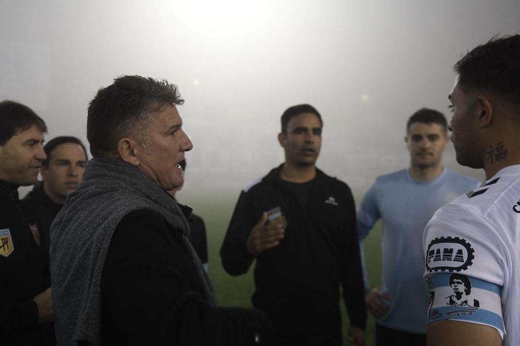 La neblina copó la cancha de Quilmes y no se pudo jugar el partido con Belgrano. (Federico López Claro)