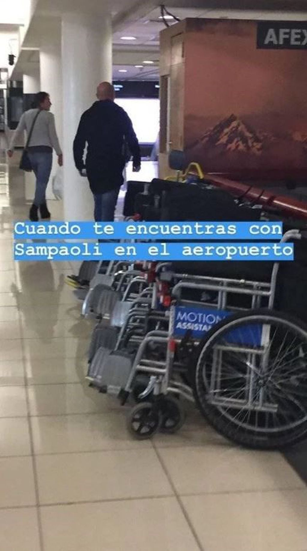 Jorge Sampaoli en el aeropuerto internacional Arturo Merino Benítez.