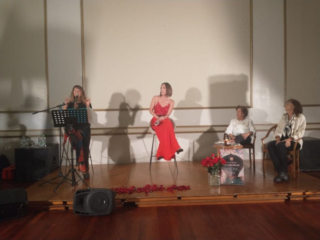 Diana Arias presentó “Amores invencibles” en la Sociedad Italiana de Tres Arroyos
