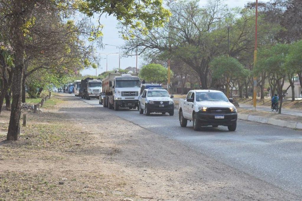 Las carrozas sampedreñas viajan a San Salvador de Jujuy, escoltadas por móviles policiales y del municipio.