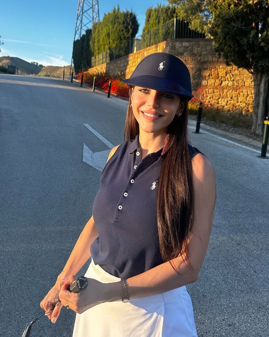 Desde Marbella, Evangelina Anderson enamora a sus fans con su estilo impecable, incluso en la cancha de golf