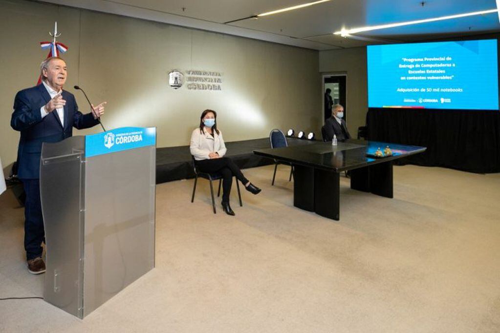 Schiaretti en la presentación del proyecto de entrega de notebooks. (Gobierno de Córdoba)