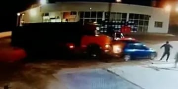 Camión chocando auto en San Juan