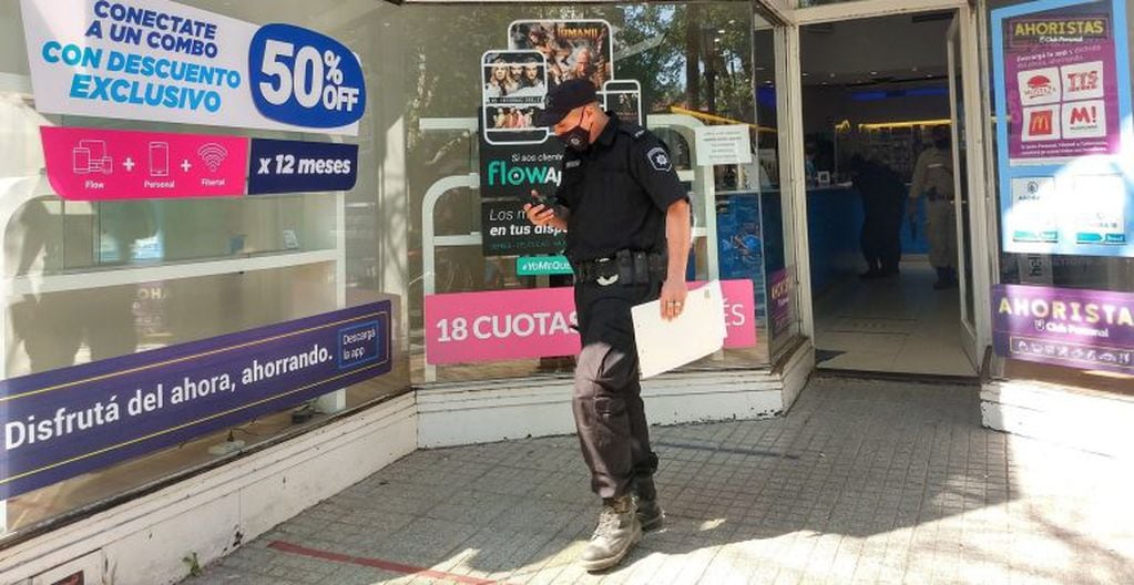 Robaron un local de telefonía celular de Personal frente a la Plaza Pringles de Rosario. La Policía llegó tras la huida de los ladrones. (@pedrolevyok)