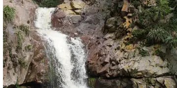 Los Hornillos. Es la cascada más caudalosa. Se encuentra en La Quebrada, al lado de Río Ceballos (La Voz). 
