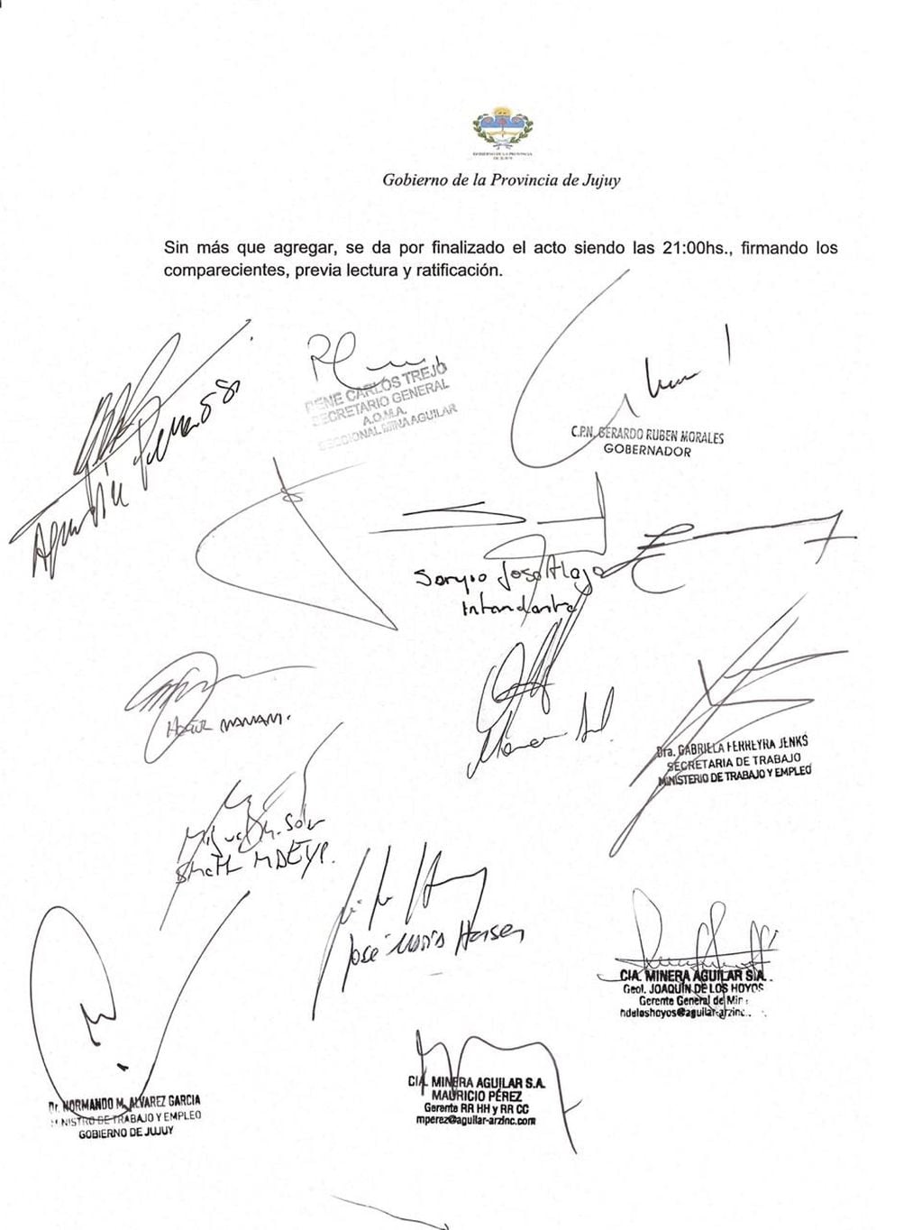 Las firmas de los presentes en la audiencia en la que los trabajadores de la mina El Aguilar y sus empleadores llegaron a un acuerdo.