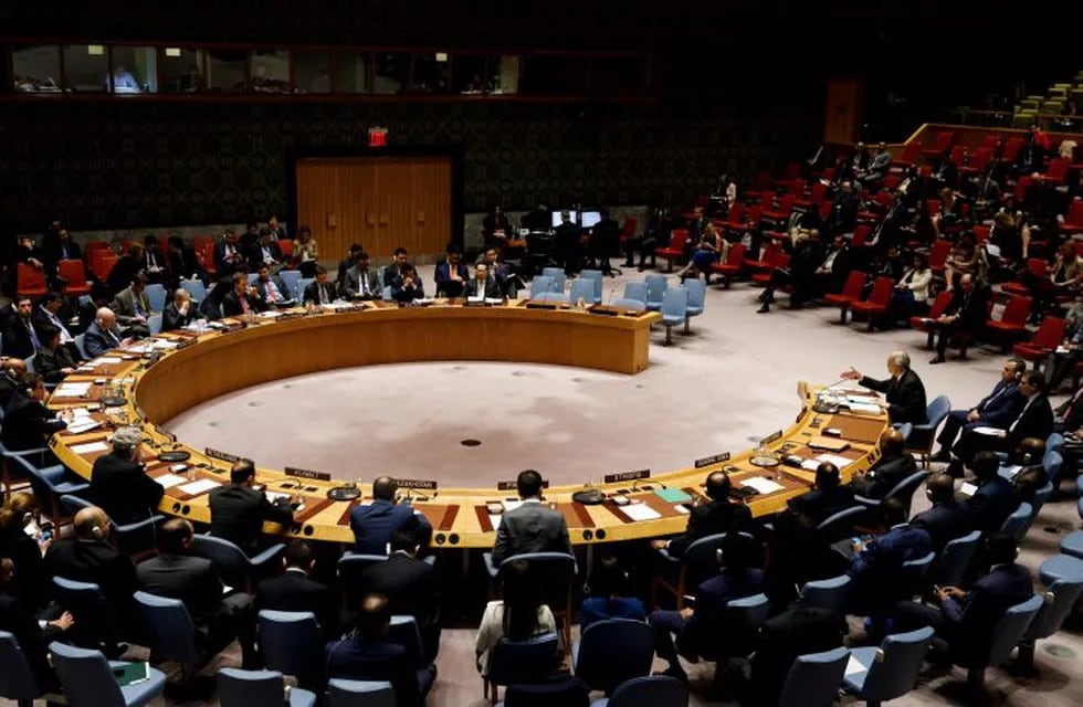 JLX02. NUEVA YORK (ESTADOS UNIDOS), 13/04/2018.- El embajador sirio ante las Naciones Unidas, Bashar Jaafari (d), interviene en el Consejo de Seguridad de la ONU solicitado por Rusia para abordar la situación en Siria, en la sede de la ONU en Nueva York (Estados Unidos) hoy, 12 de abril de 2018. El embajador ruso ante la ONU, Vasili Nebenzia, en declaraciones a los periodistas, avisó de que hay riesgo de una \