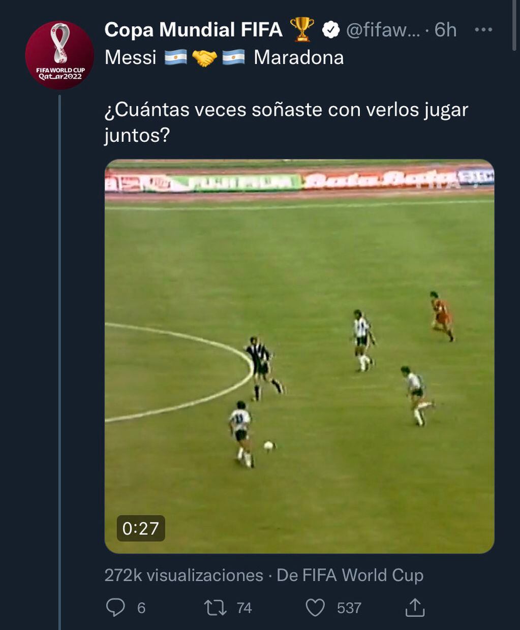 El tweet de la cuenta oficial de la Copa del Mundo de la FIFA sobre Maradona y Messi.