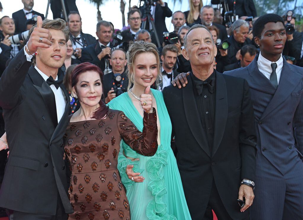 Austin Butler, Priscilla Presley, Olivia DeJonge, Tom Hanks y Alton Mason, en la previa del estreno de la película "Elvis" durante el 75º Festival de Cine de Cannes. (DPA)